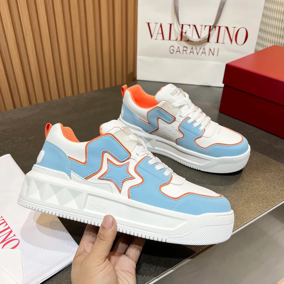 👟👟Ex-factory price 660👟👟 𝑽𝒂𝒍𝒆𝒏𝒕𝒊𝒏𝒐Valentino 𝑶𝒏𝒆𝑺𝒕𝒖𝒅 Couple casual sports shoes series Valentino 2024 new couple sports shoes are on sale. The original ZP was purchased and dismantled. Repeated pattern making and modification. I tried my best to restore it one to one! Top luxury masterpiece Signature five-pointed star design Soft and comfortable genuine leather with contrasting colors brings excellent and elegant texture and excellent on-foot comfort Top purchasing version upper: imported calfskin surface/original oil edge craftsmanship Outsole: original development 𝐓𝐏𝐔 two-color combination outsole Packaging: original configuration complete package Code number: 34-𝟒𝟓